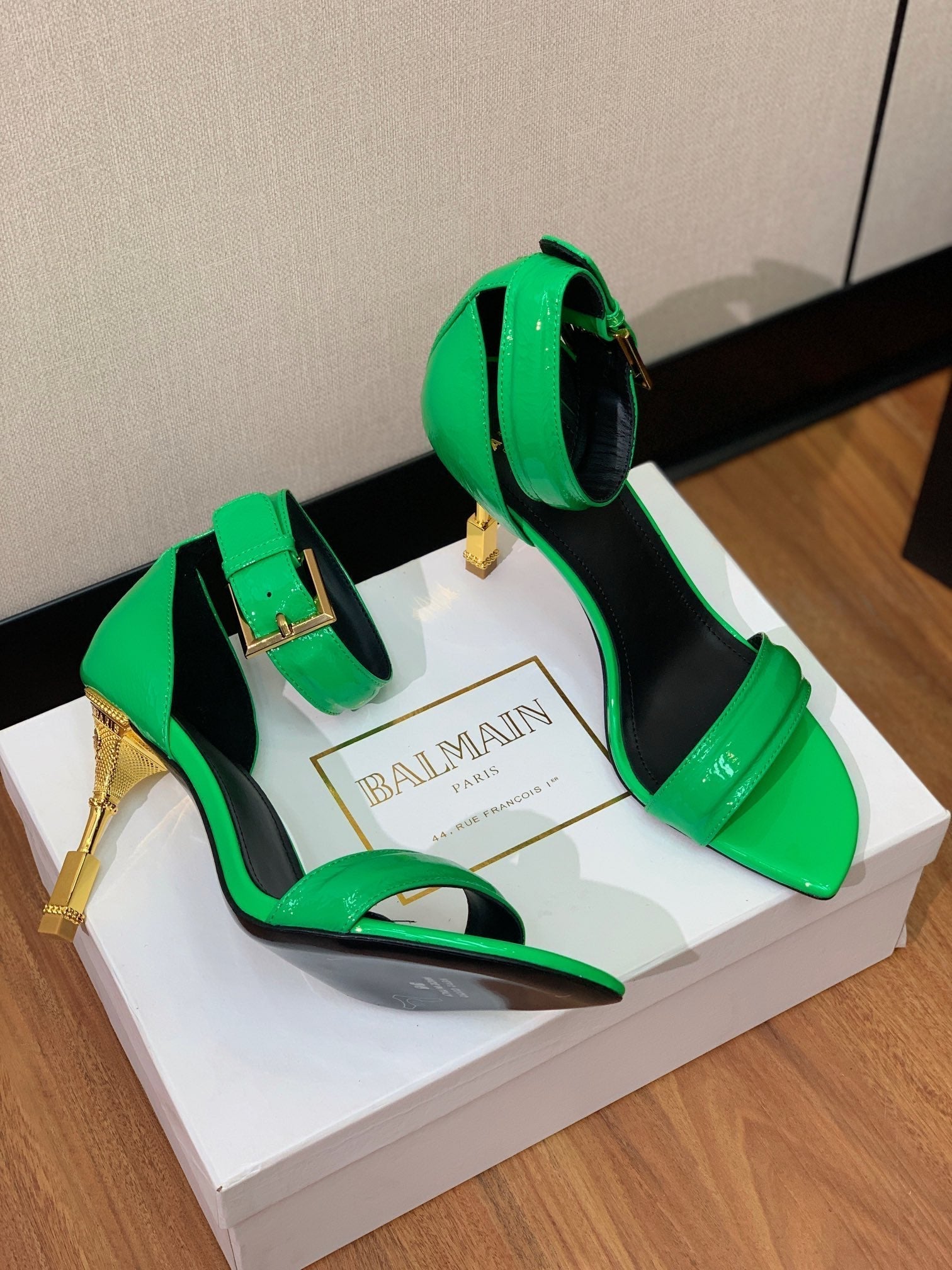 BALMAIN 25S SQUARE STRAP HIGH HEELS 100MM IN GREEN PATENT CALFSKIN