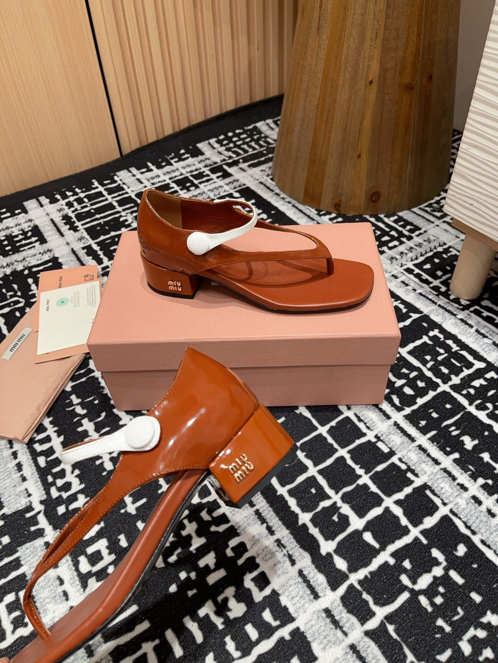 HIGH THONG SANDALS WITH WHITE STRAP IN RED BROWN GLOSSY LAMBSKIN