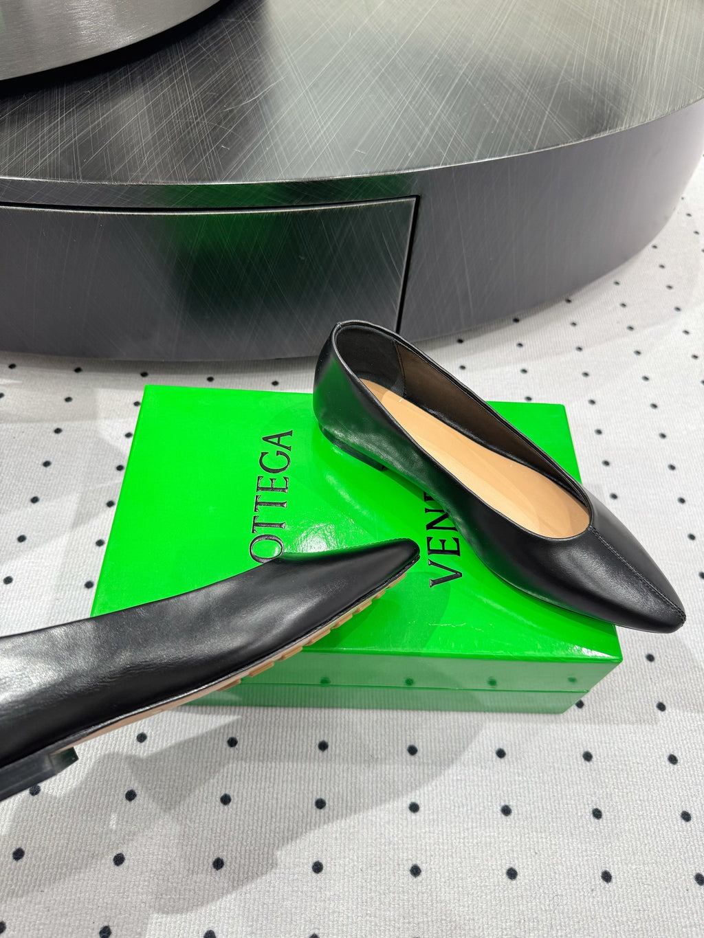 BOTTEGA VENETA 26S BALLET FLATS IN BLACK CALFSKIN