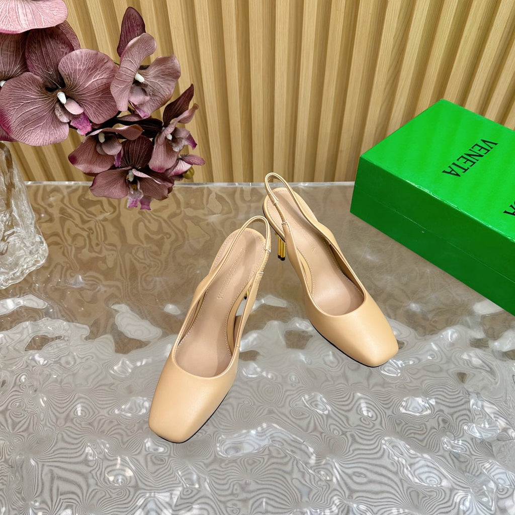 BOTTEGA VENETA KNOT PUMP 9 CM IN EGG NOGG CALFSKIN WITH GOLD FINISHED METAL HEEL