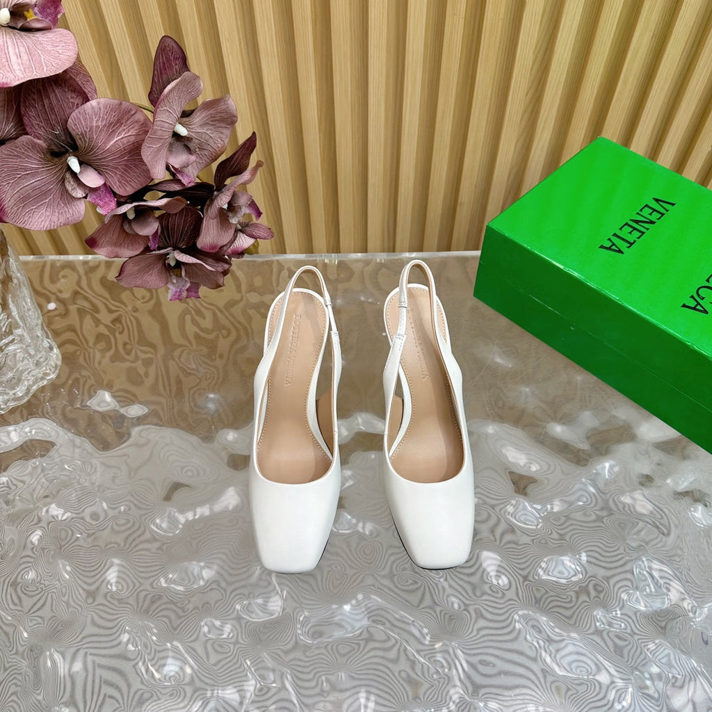 BOTTEGA VENETA KNOT PUMP 9 CM IN WHITE CALFSKIN WITH GOLD FINISHED METAL HEEL