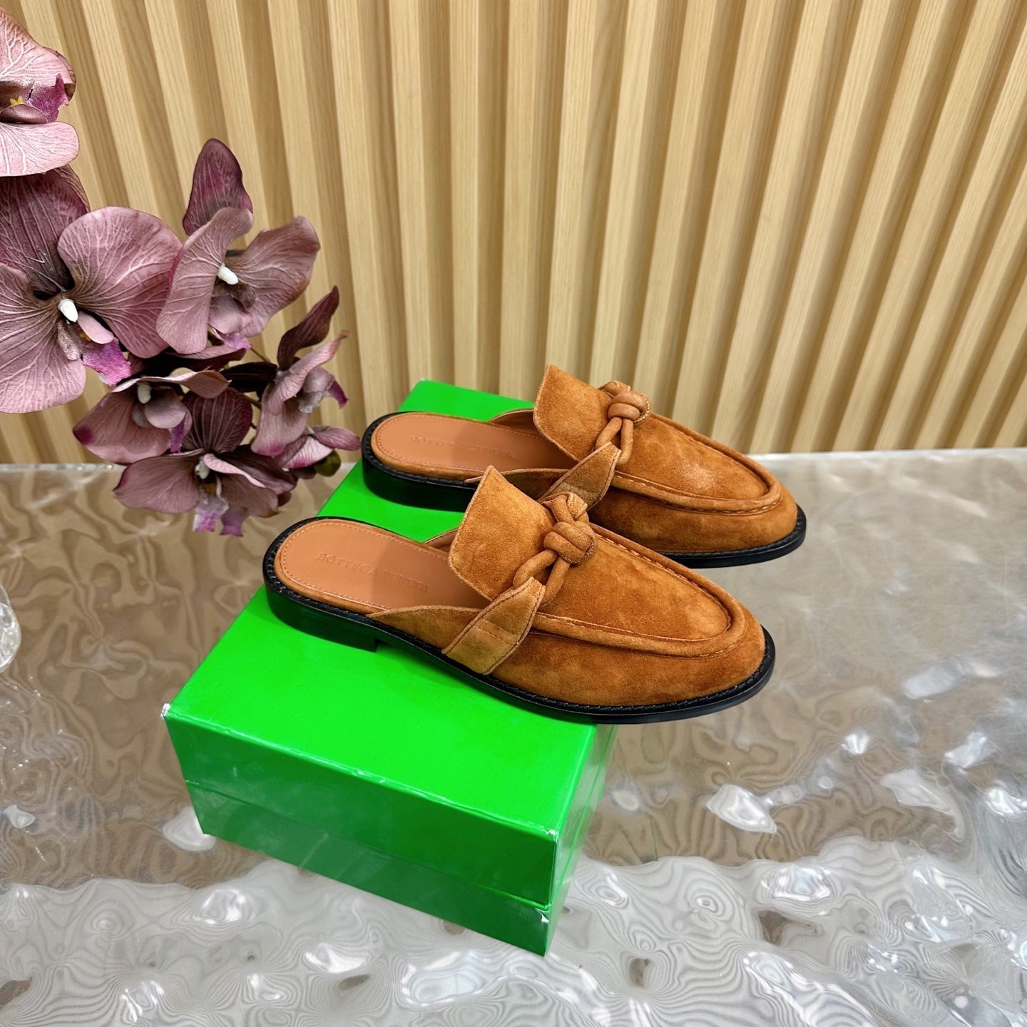 BOTTEGA VENETA OPEN-BACK LOAFER REALISED IN CINNAMON BROWN SUEDE