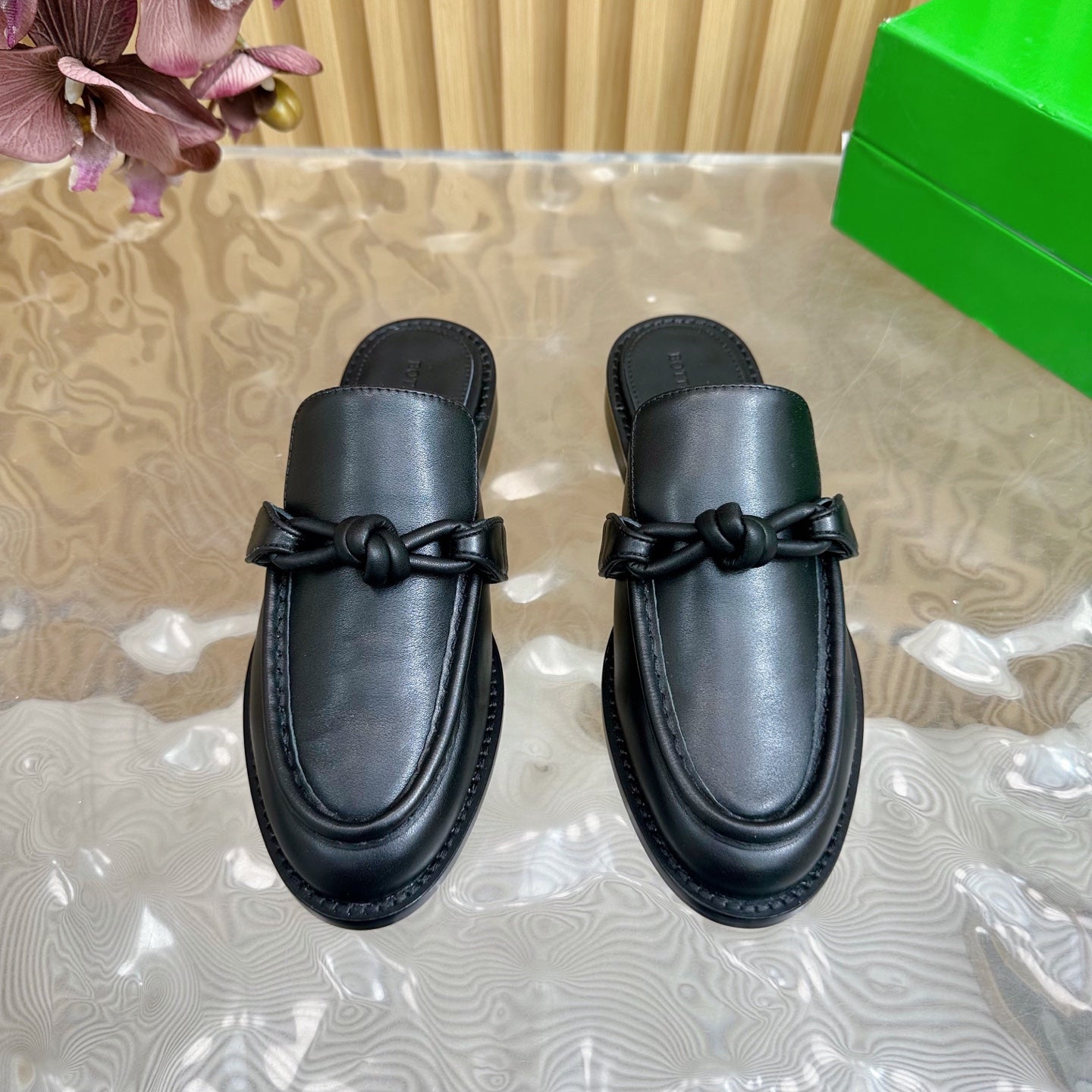 BOTTEGA VENETA OPEN-BACK LOAFER REALISED IN BLACK SOFT CALFSKIN