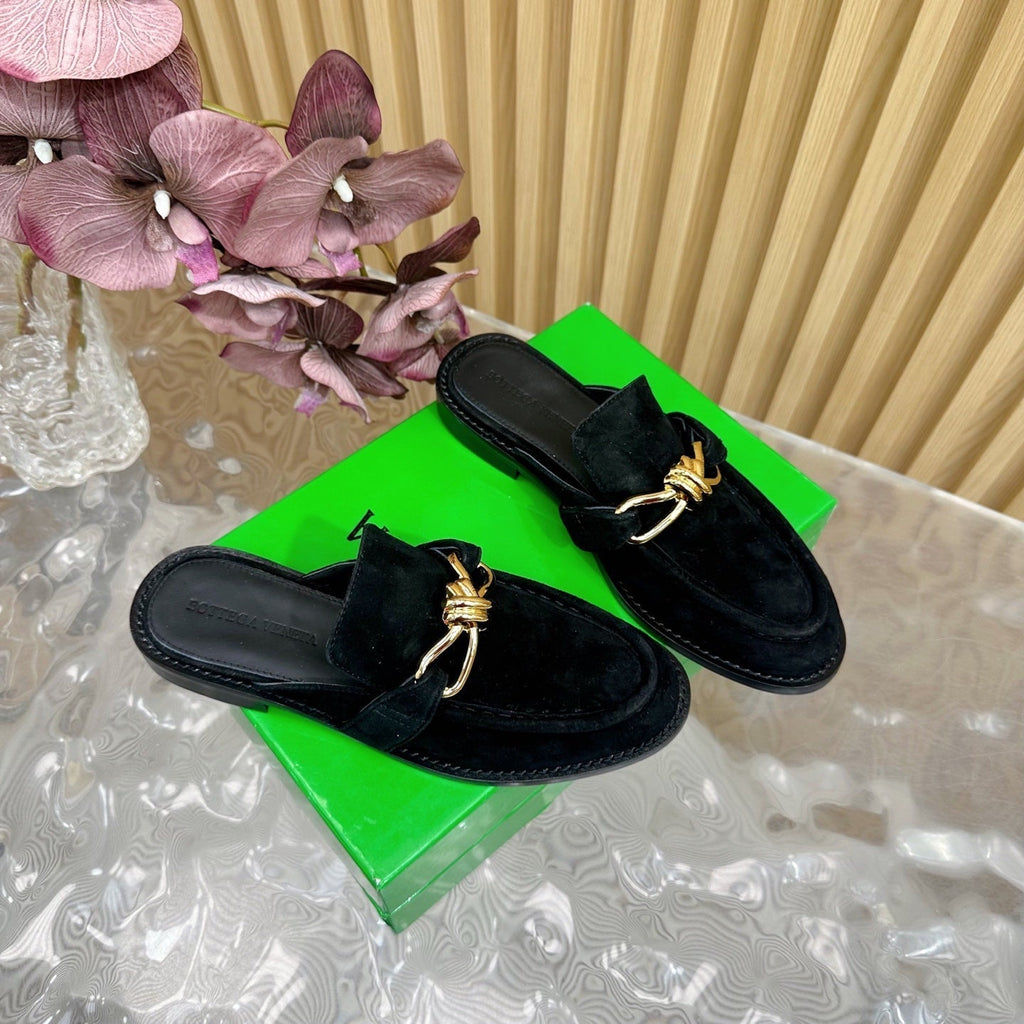 BOTTEGA VENETA OPEN-BACK LOAFER REALISED IN BLACK SUEDE WITH SIGNATURE METALLIC KNOT DETAIL