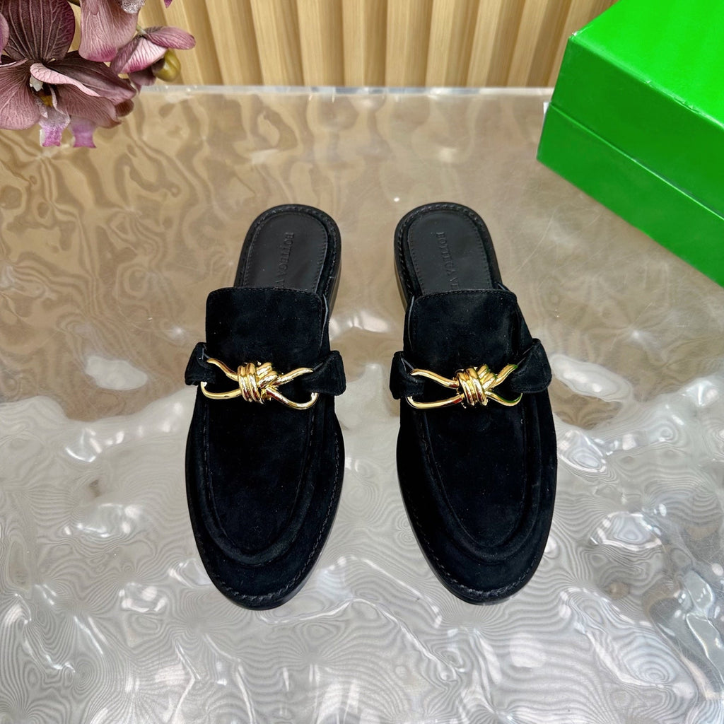 BOTTEGA VENETA OPEN-BACK LOAFER REALISED IN BLACK SUEDE WITH SIGNATURE METALLIC KNOT DETAIL