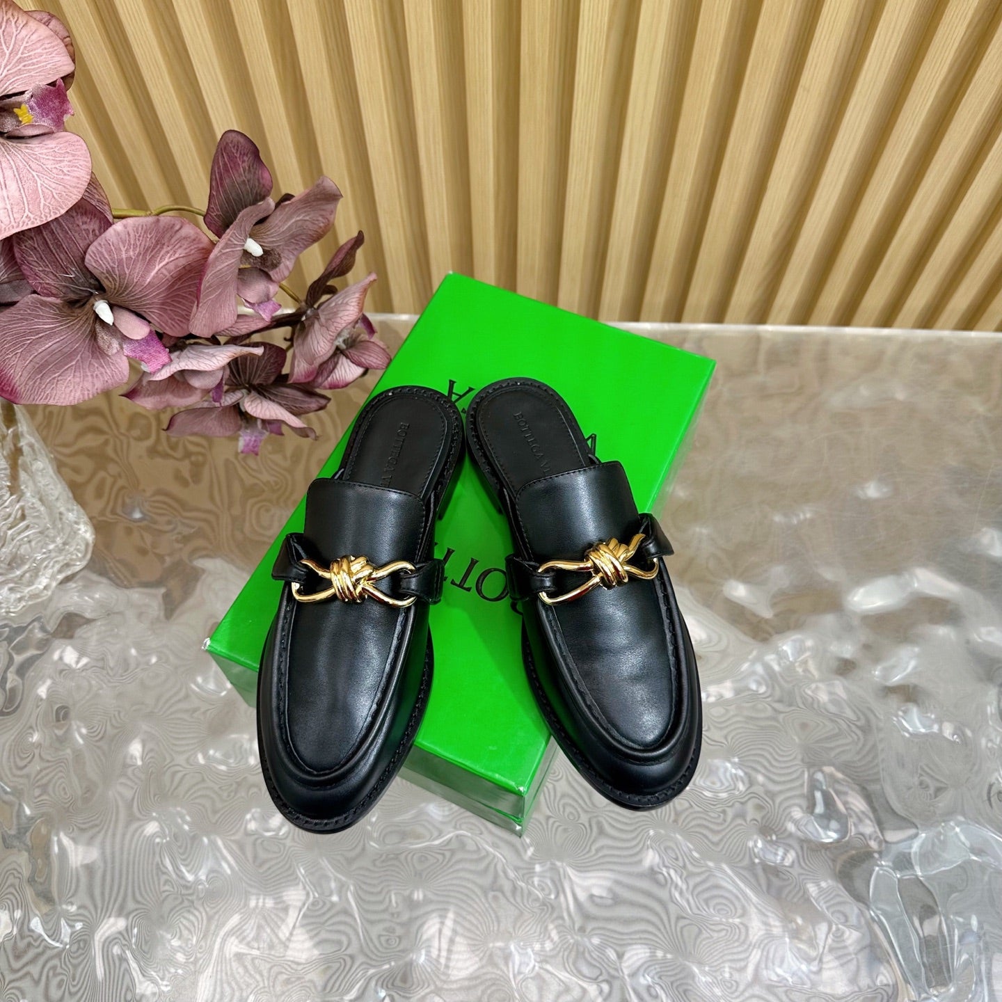 BOTTEGA VENETA OPEN-BACK LOAFER REALISED IN BLACK SOFT CALFSKIN WITH SIGNATURE METALLIC KNOT DETAIL