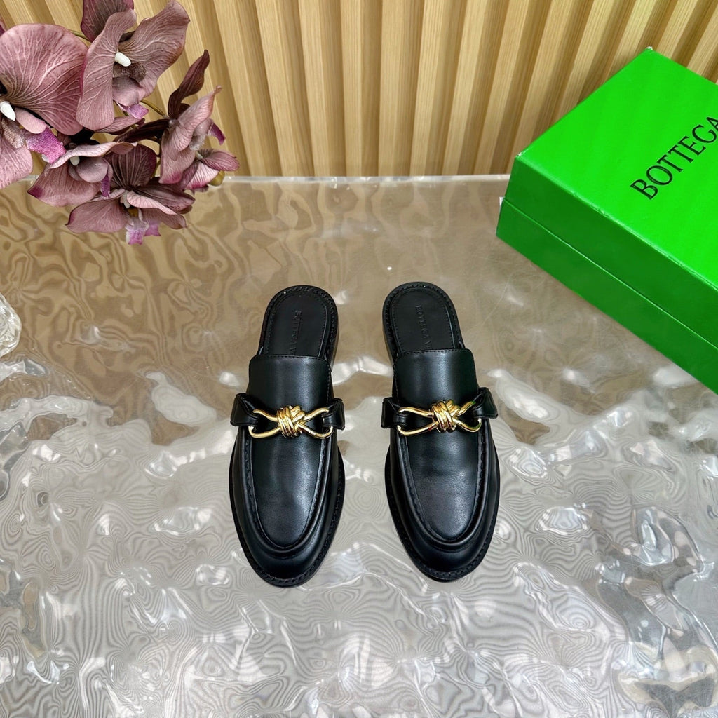 BOTTEGA VENETA OPEN-BACK LOAFER REALISED IN BLACK SOFT CALFSKIN WITH SIGNATURE METALLIC KNOT DETAIL