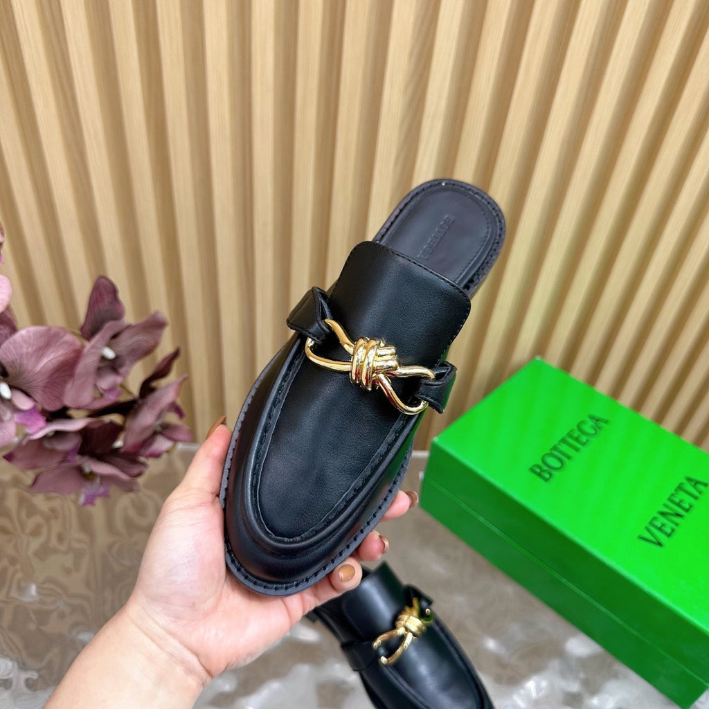 BOTTEGA VENETA OPEN-BACK LOAFER REALISED IN BLACK SOFT CALFSKIN WITH SIGNATURE METALLIC KNOT DETAIL