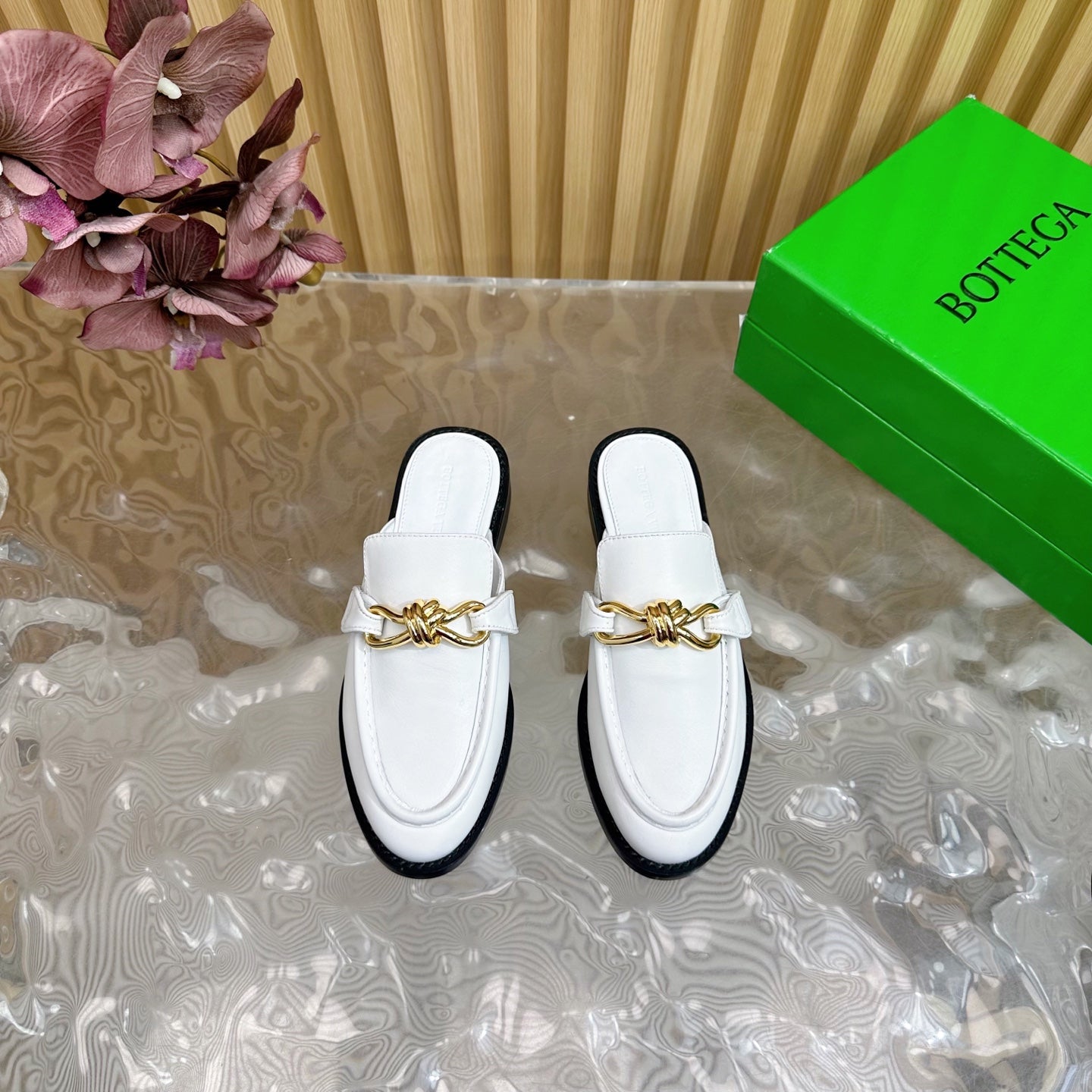 BOTTEGA VENETA OPEN-BACK LOAFER REALISED IN WHITE SOFT CALFSKIN WITH SIGNATURE METALLIC KNOT DETAIL