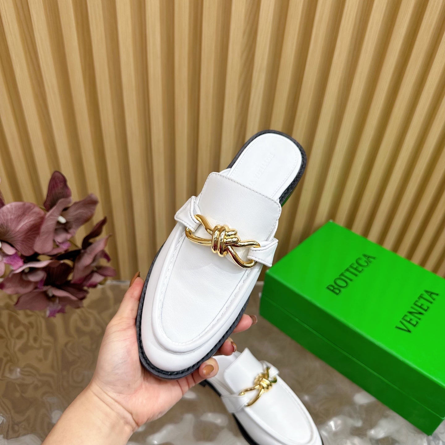 BOTTEGA VENETA OPEN-BACK LOAFER REALISED IN WHITE SOFT CALFSKIN WITH SIGNATURE METALLIC KNOT DETAIL
