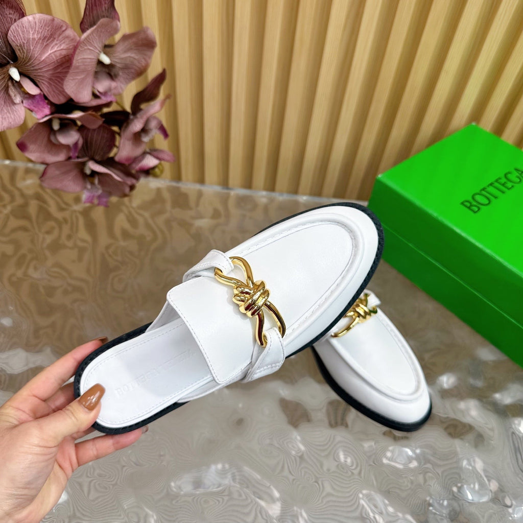 BOTTEGA VENETA OPEN-BACK LOAFER REALISED IN WHITE SOFT CALFSKIN WITH SIGNATURE METALLIC KNOT DETAIL
