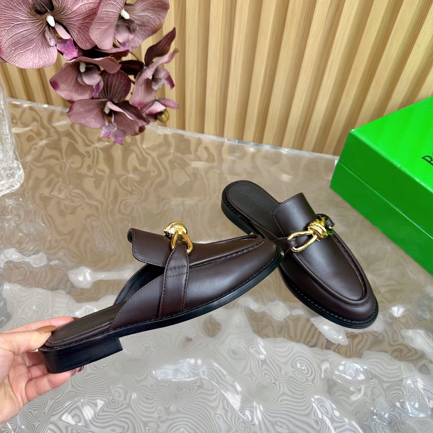 BOTTEGA VENETA OPEN-BACK LOAFER REALISED IN CHESTNUT BROWN SOFT CALFSKIN WITH SIGNATURE METALLIC KNOT DETAIL