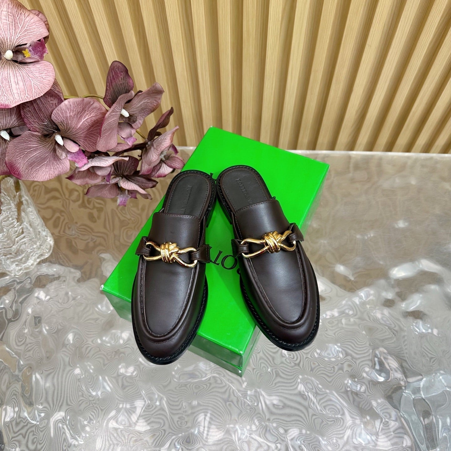 BOTTEGA VENETA OPEN-BACK LOAFER REALISED IN CHESTNUT BROWN SOFT CALFSKIN WITH SIGNATURE METALLIC KNOT DETAIL