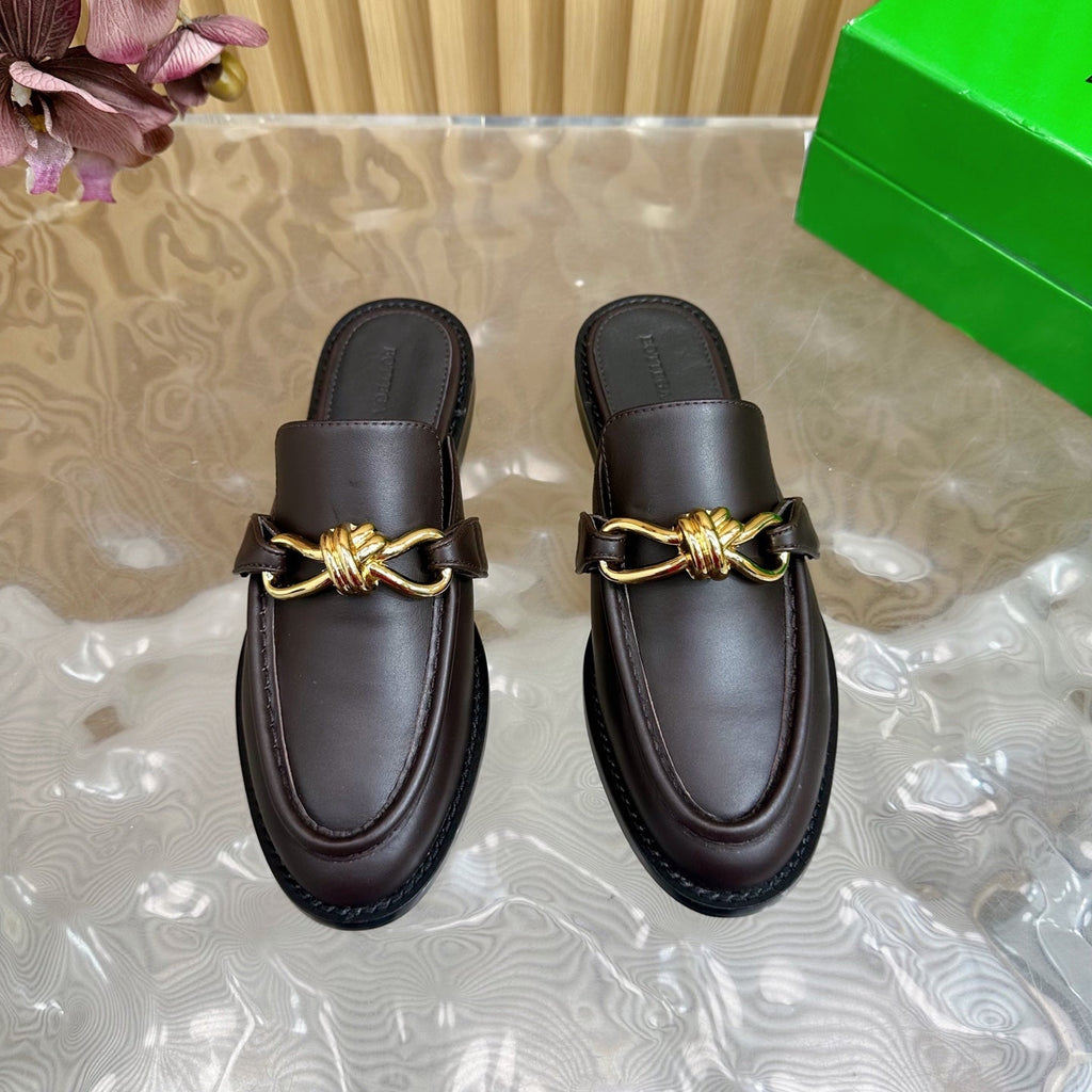 BOTTEGA VENETA OPEN-BACK LOAFER REALISED IN CHESTNUT BROWN SOFT CALFSKIN WITH SIGNATURE METALLIC KNOT DETAIL
