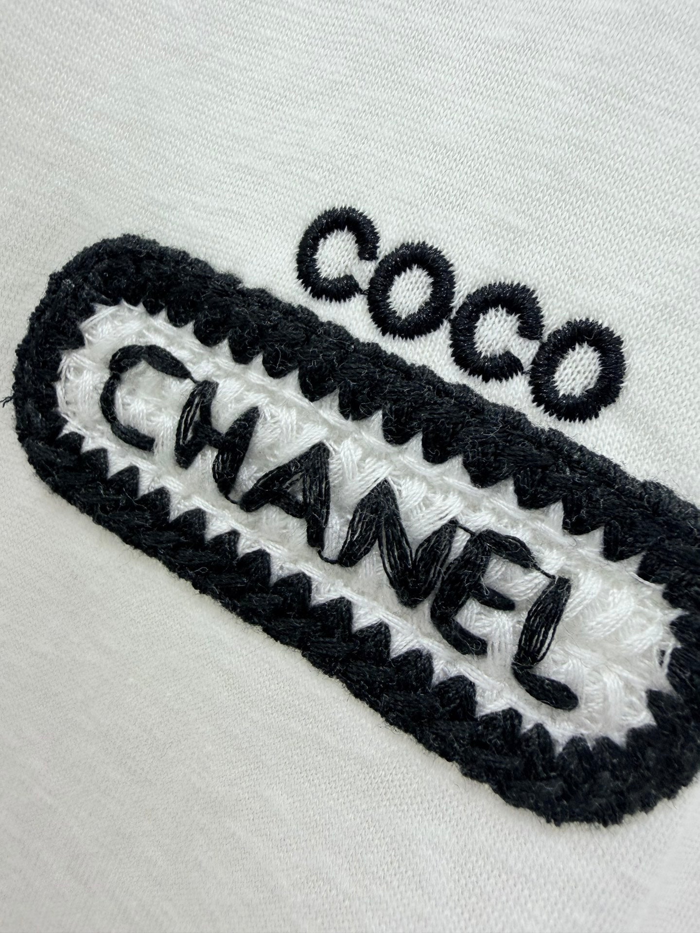 CHANEL 26S LONG-SLEEVE CREW NECK T-SHIRT 776