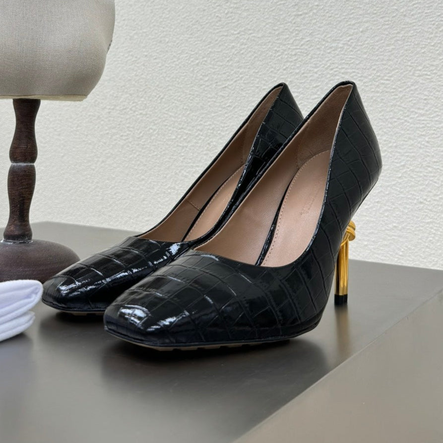 BOTTEGA VENETA KNOT HIGH PUMP IN BLACK CALFSKIN WITH WOVEN DESIGN AND GOLD METAL HEEL 9 CM