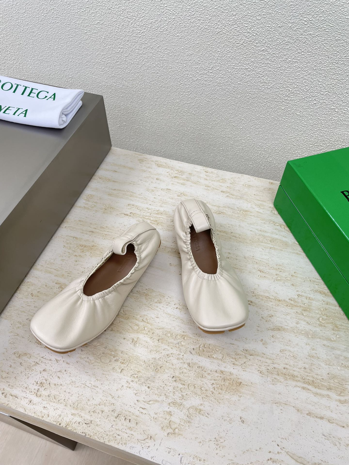 BOTTEGA VENETA ELASTIC BALLERINA FLATS IN WHITE CREAM LAMBSKIN