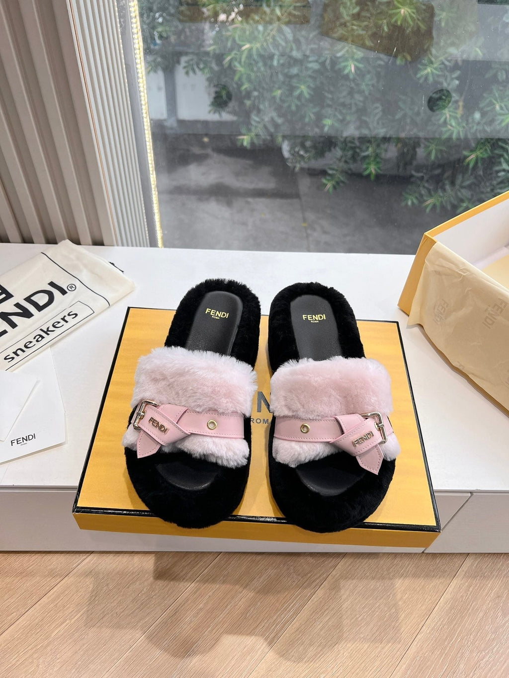 THICK-SOLDED SLIPPER IN BABY PINK MIX BLACK LAMB FUR