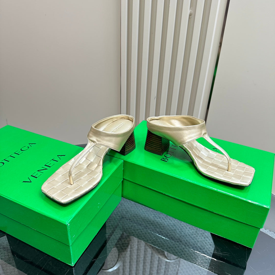 BOTTEGA VENETA MARELLA THONG IN LIGHT GOLD LEATHER WITH SIGNATURE INTRECCIATO INSOLE 55 MM