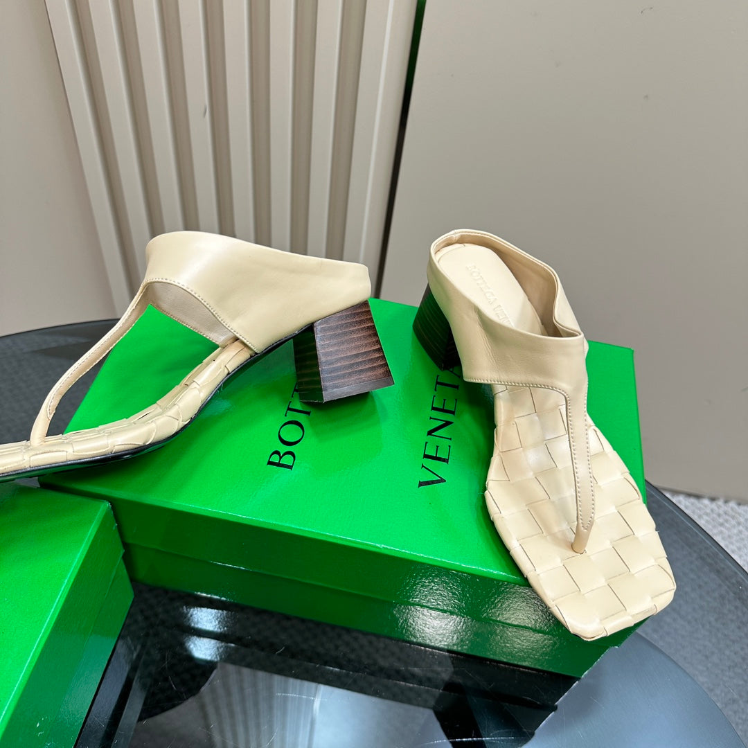 BOTTEGA VENETA MARELLA THONG IN BISQUE BEIGE LEATHER WITH SIGNATURE INTRECCIATO INSOLE 55 MM