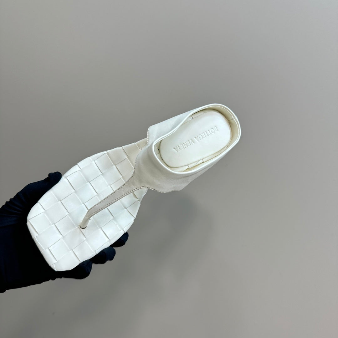BOTTEGA VENETA MARELLA THONG IN WHITE CREAM LEATHER WITH SIGNATURE INTRECCIATO INSOLE 55 MM