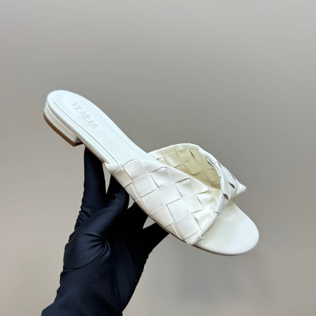 BOTTEGA VENETA BLINK FLAT MULE IN WHITE INTRECCIATO LEATHER