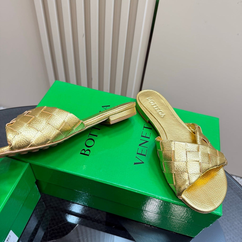 BOTTEGA VENETA BLINK FLAT MULE IN GOLD INTRECCIATO LEATHER