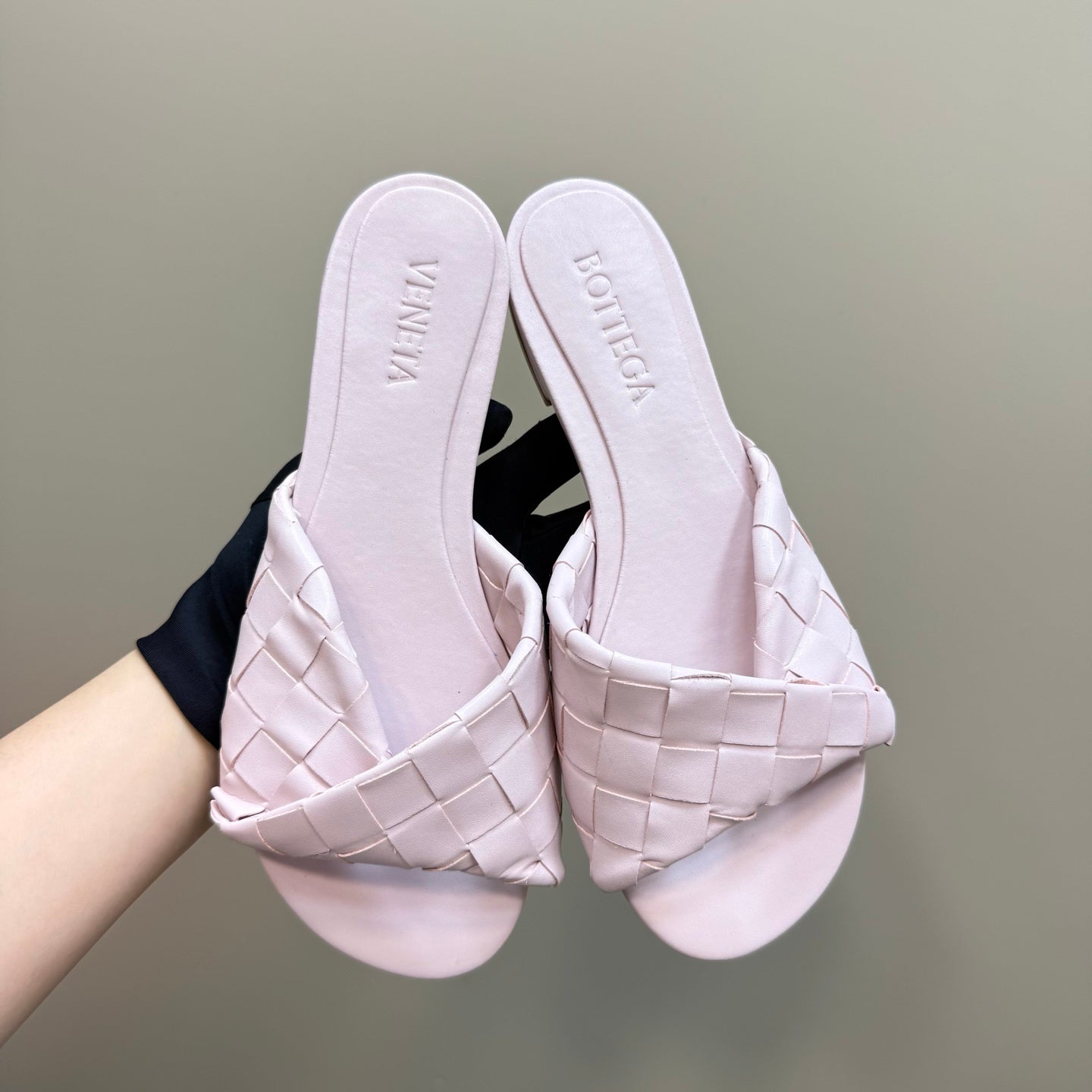 BOTTEGA VENETA BLINK FLAT MULE IN LIGHT PINK INTRECCIATO LEATHER