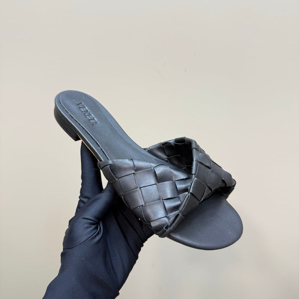 BOTTEGA VENETA BLINK FLAT MULE IN BLACK INTRECCIATO LEATHER