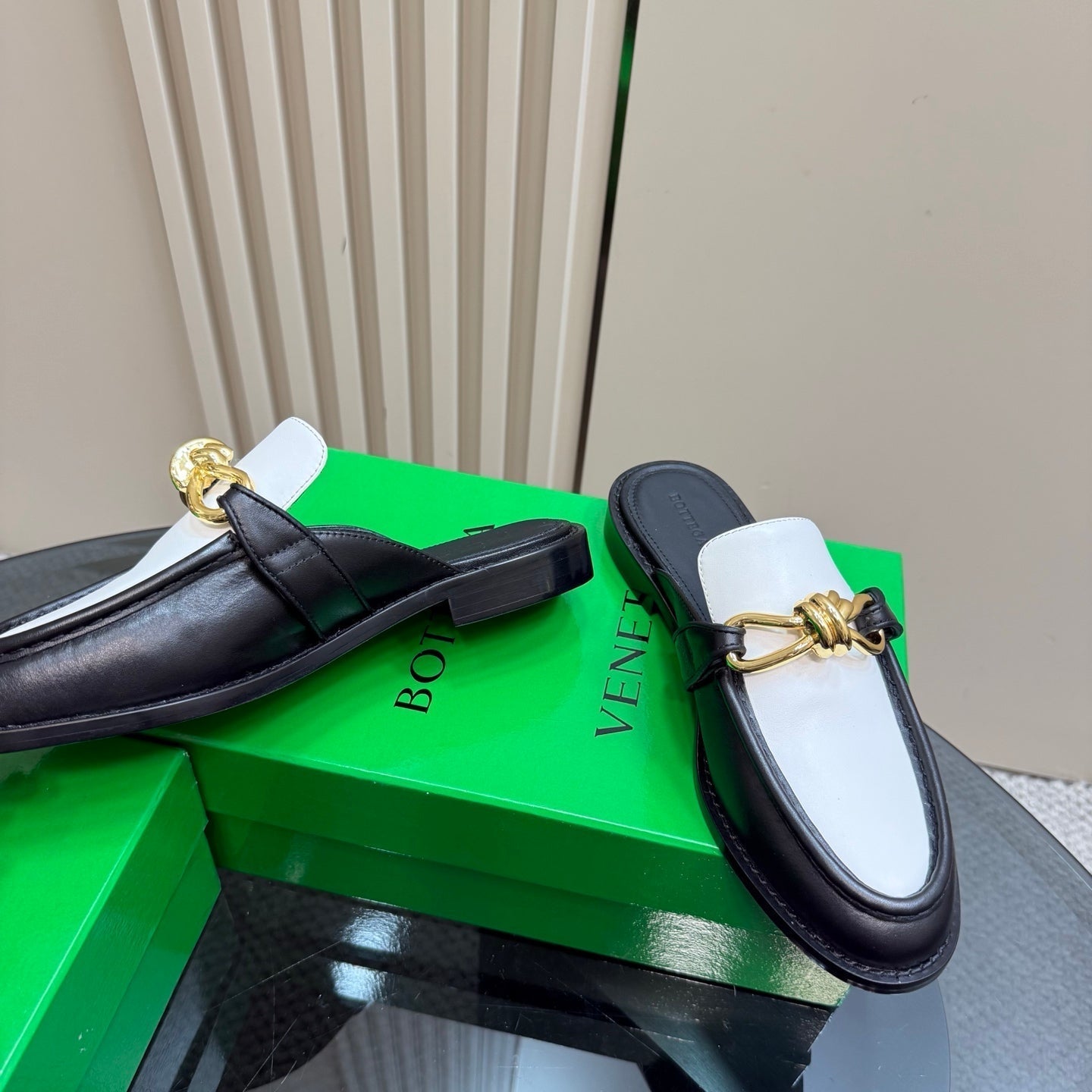BOTTEGA VENETA ASTAIRE MULE IN WHITE MIX BLACK CALFSKIN WITH GOLD HARDWARE