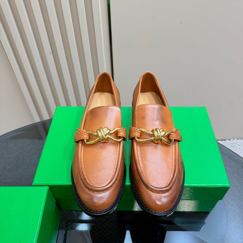 BOTTEGA VENETA ASTAIRE LOAFER IN CINNAMON BROWN CALFSKIN WITH GOLD HARDWARE